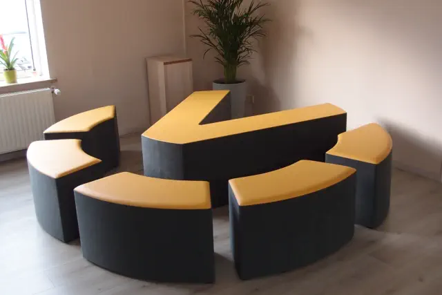 Ein DVAG Logo steht in Form von Logohockern in einem Kundenbereich