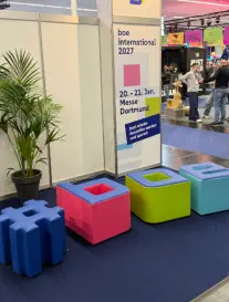 bunte Logohocker stehen auf der BOE International Messe 