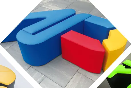 das Logo von Advertising Group steht als Sitzmöbel auf einer Terrasse