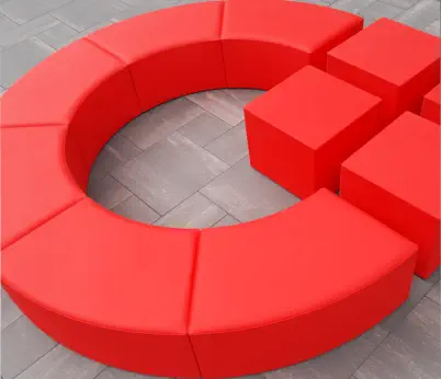 ein rotes Logo vom BVMW steht als Logohocker auf einer Terrasse