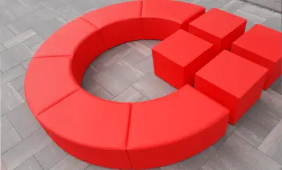 rotes BVMW  Logo als Logohocker steht auf einer Terasse