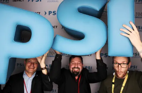 PSI Logohocker werden in einer Fotobox hochgehalten