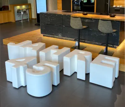 weiße Sitzbuchstaben 45 Jahre stehen in einem Küchenstudio