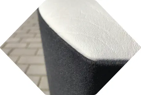 Detailaufnahme einer perfekten Naht einer Sitzbuchstaben mit Teillederbezug